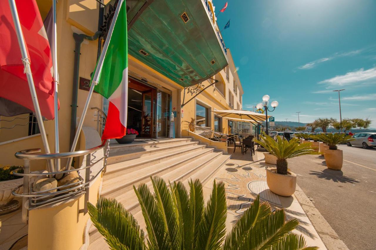 Hotel Riva Del Sole تْشيفالو المظهر الخارجي الصورة