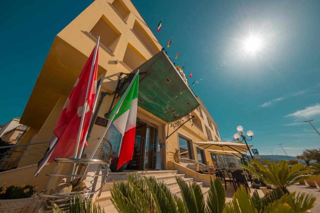 Hotel Riva Del Sole تْشيفالو المظهر الخارجي الصورة
