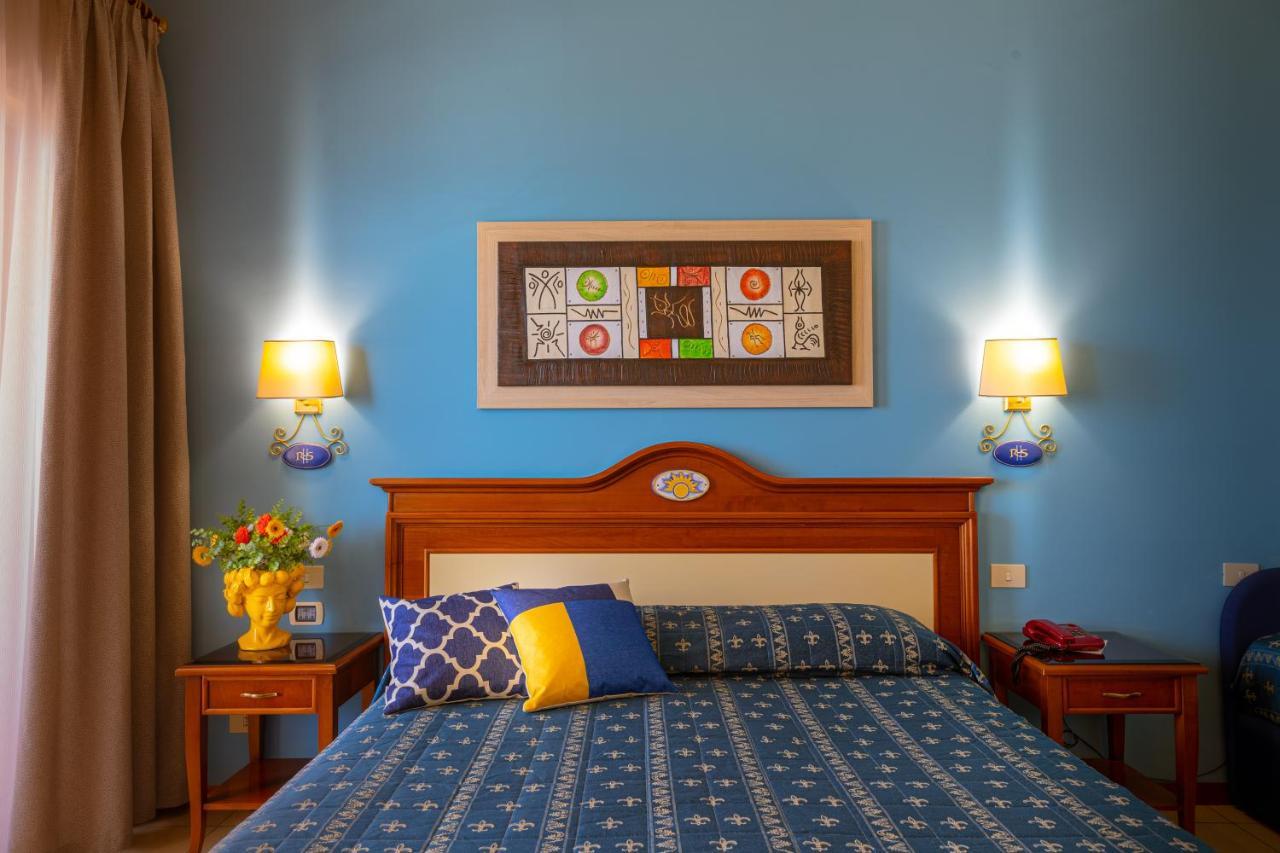 Hotel Riva Del Sole تْشيفالو المظهر الخارجي الصورة