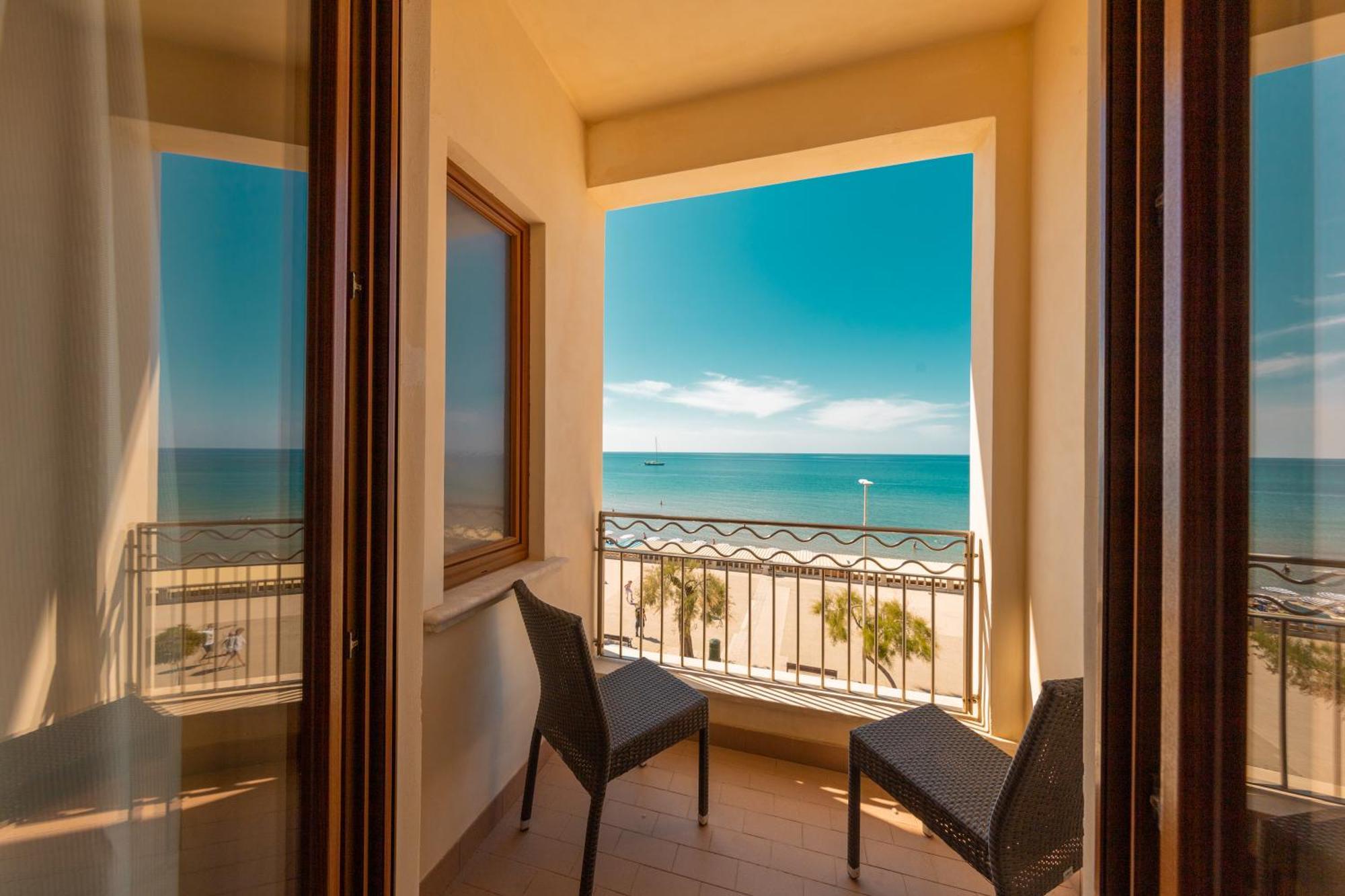 Hotel Riva Del Sole تْشيفالو المظهر الخارجي الصورة