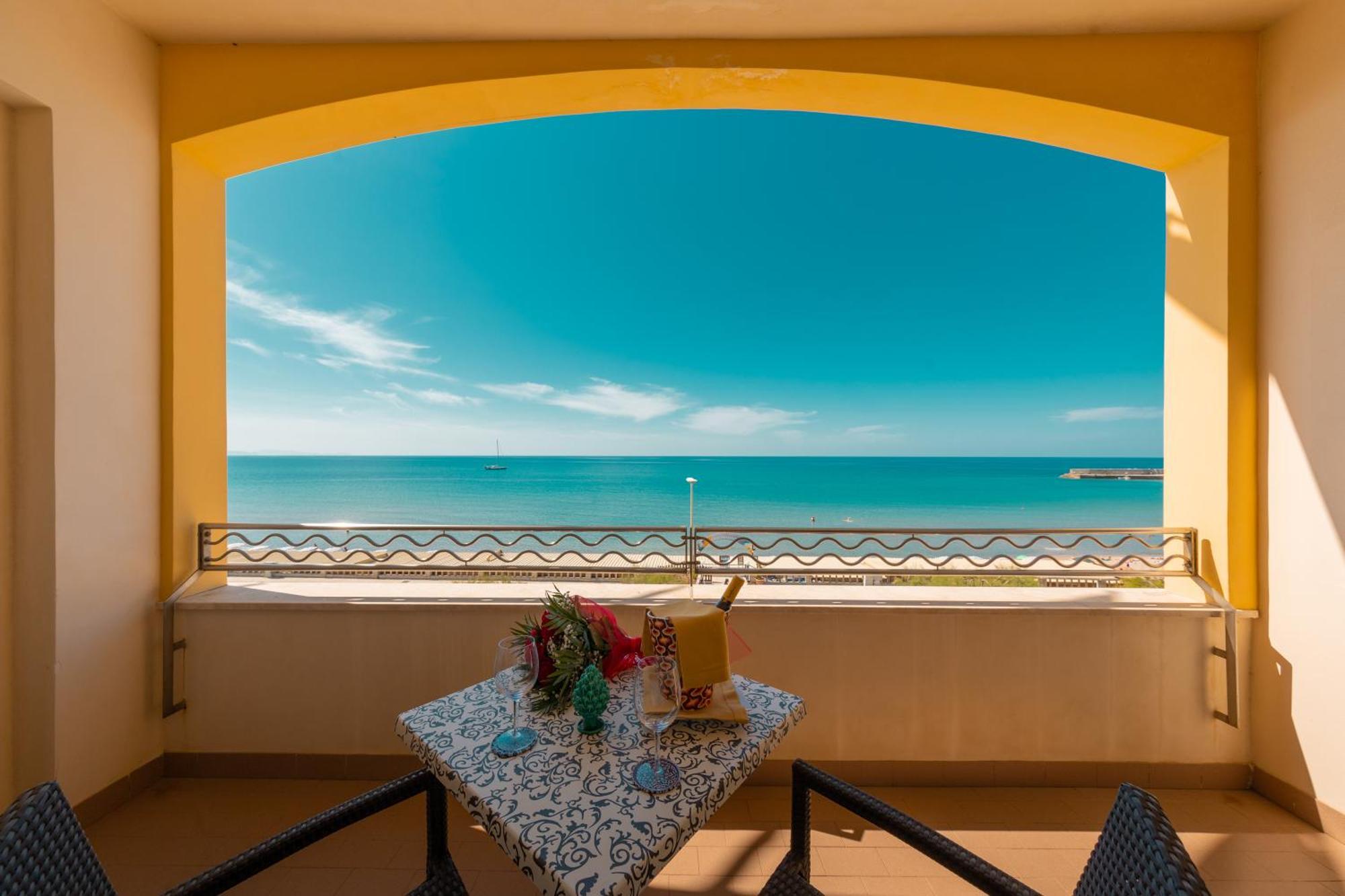 Hotel Riva Del Sole تْشيفالو المظهر الخارجي الصورة