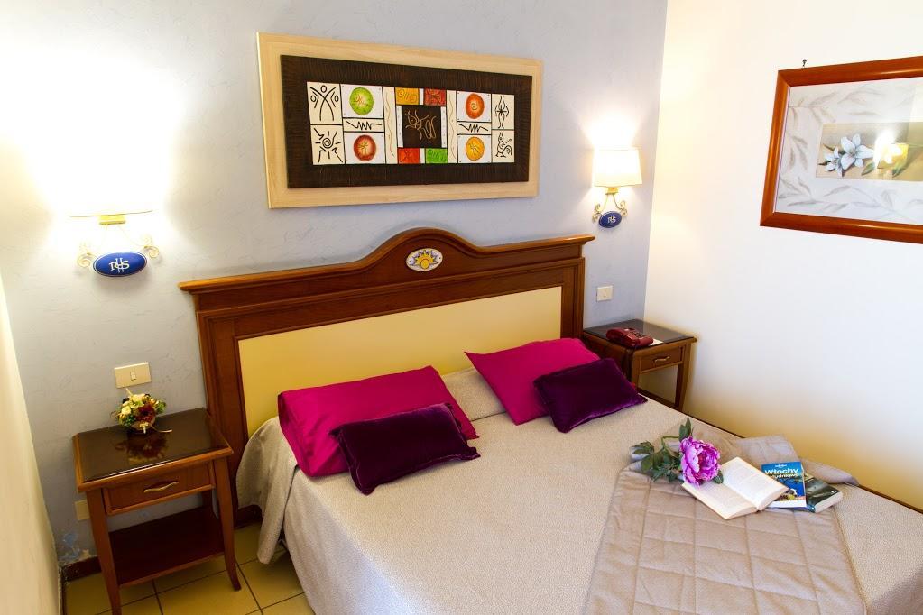 Hotel Riva Del Sole تْشيفالو المظهر الخارجي الصورة